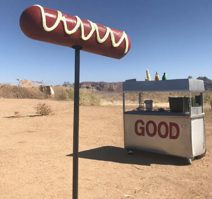 Стенд для хот-догов посреди пустыни.