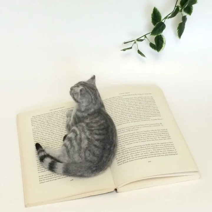 «Хватит читать, человек. Гладь меня».