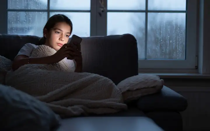 Девушка с телефоном.