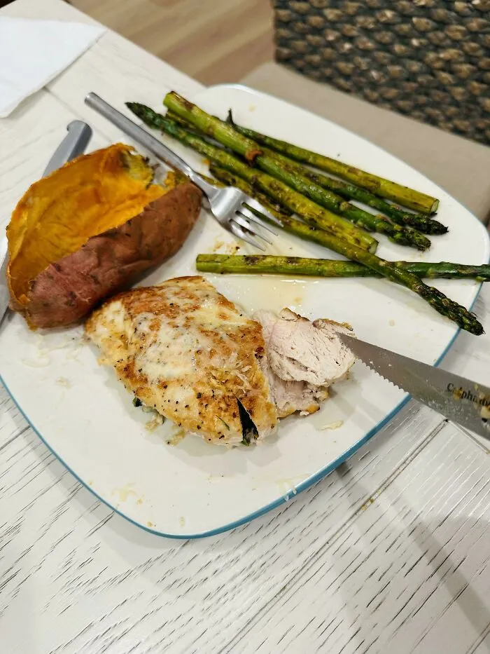 «Клиентка не стала есть курицу, потому что та показалась ей абсолютно сырой».