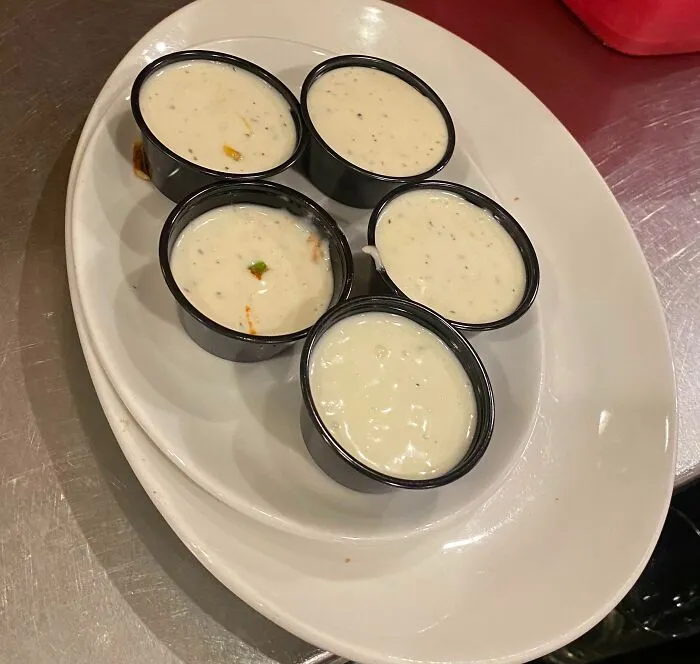 «Посетители попросили несколько соусов, но так и не съели ни один».