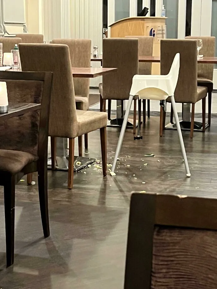 «Почему родители позволяют своим детям устраивать в ресторанах такой беспорядок?»