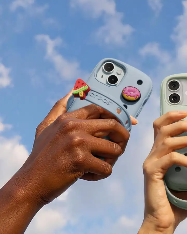 Специальный ремешок на палец гарантирует, что телефон всегда будет в безопасности у вас в руке.