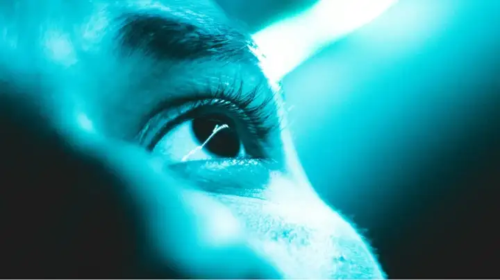 Добровольцы описали новый цвет как смесь бирюзового, зеленовато-синего и изумрудного.