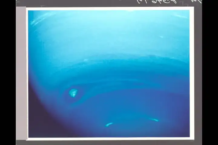 Этот снимок Нептуна был сделан космическим аппаратом Voyager 2 в 1989 году.