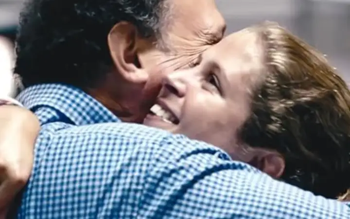 Открывающая сцена в аэропорту.