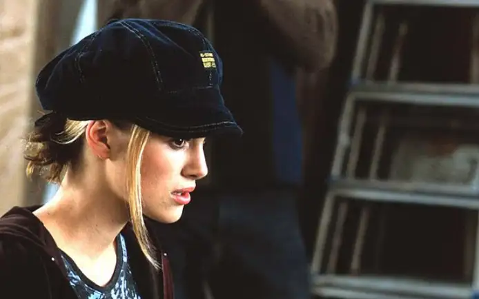 Кира Найтли в кепке.