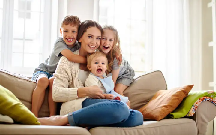 Мама с детьми.