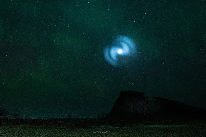 Свидетель сфотографировал спираль над морем на свою камеру Nikon D750.