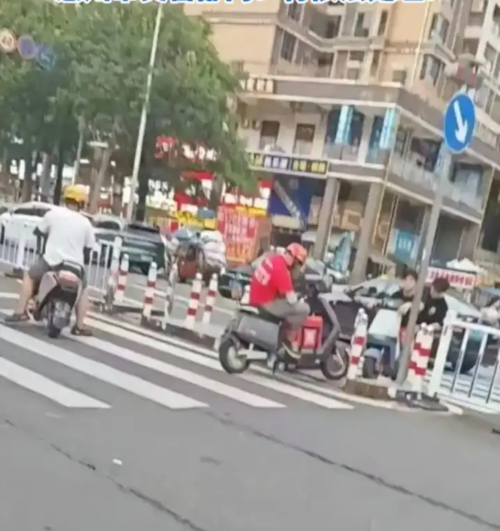 Китайский курьер и мотоциклист четыре часа отказывались уступать друг другу на узком переходе.