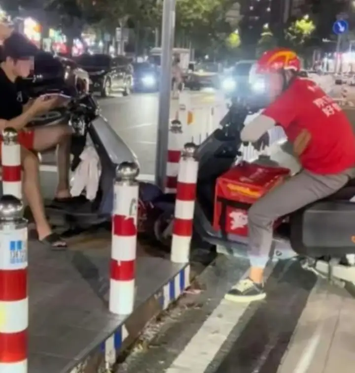 Спустя четыре часа, когда стемнело, они все еще были на месте, демонстрируя чудеса упертости.