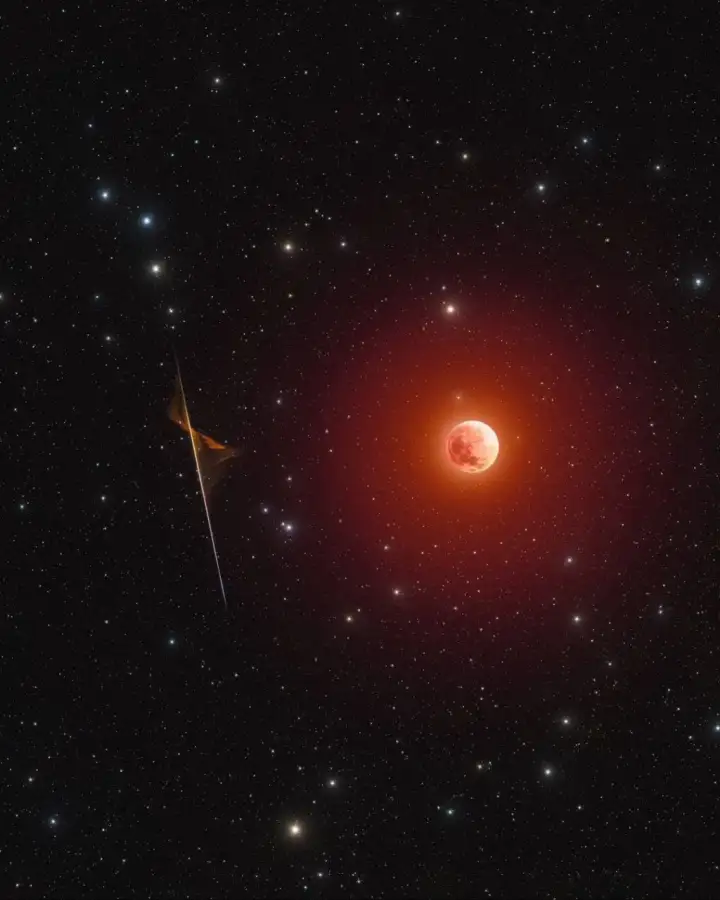 Лунное затмение с пролетающим мимо метеором.