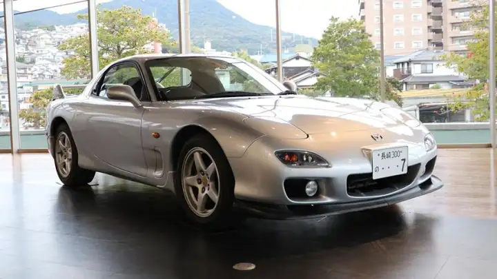  Mazda RX-7.