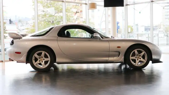  Mazda RX-7.