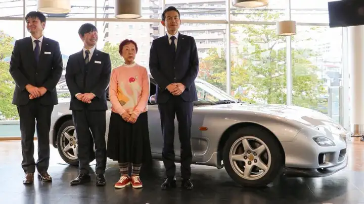 Церемония передачи автомобиля произошла в том же диллерском центре, где он был приобретен 25 лет назад.