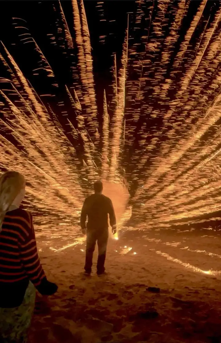 «Мой дядя зажёг фейерверк, который не запустился, но при этом взорвался».