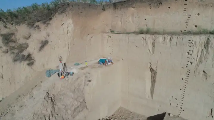 Археологам пришлось спуститься глубоко вниз, чтобы докопаться до следов живших здесь людей.