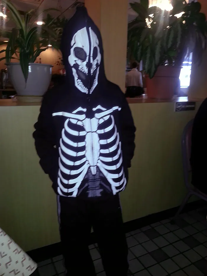 «Недавно умерла бабушка моей жены. Вот что моя невестка разрешила своему сыну надеть на похороны».