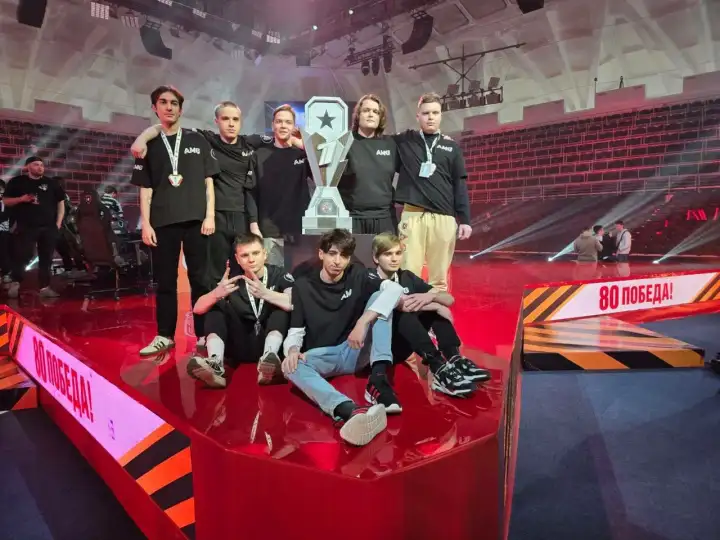 Победители с кубком.