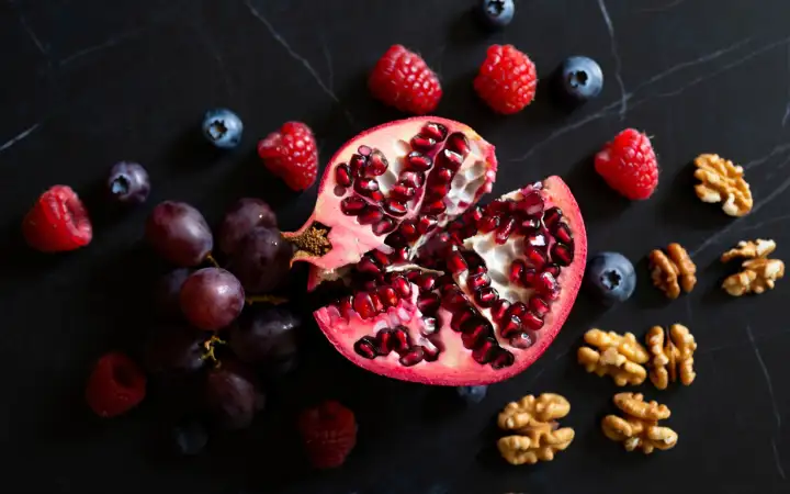 Ягоды и орехи.