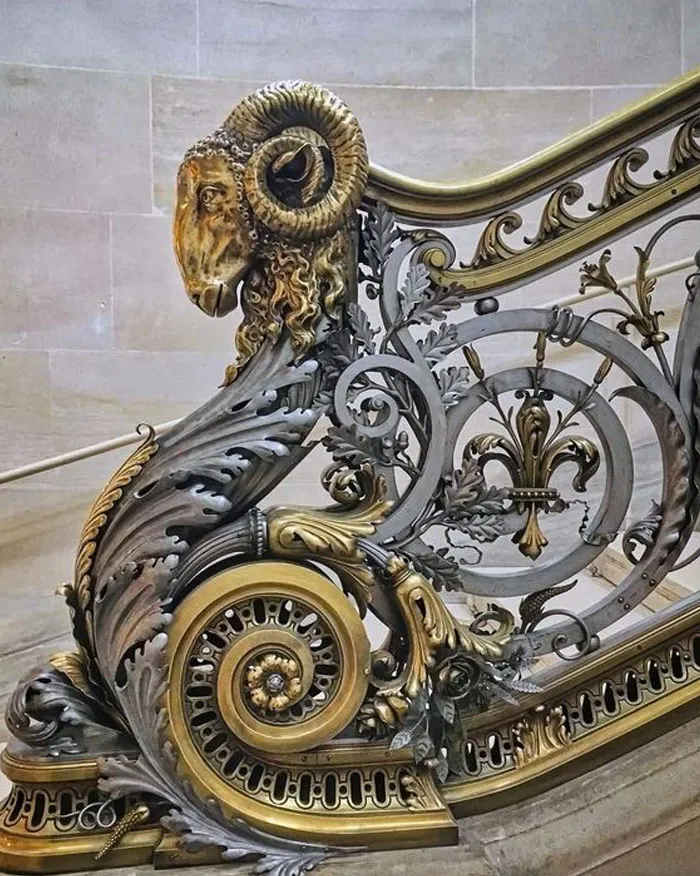 Кованые перила в замке Шантильи, Франция.