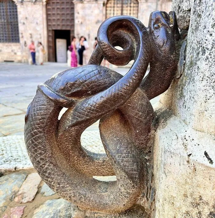Железное украшение в виде змеи, Сиена, Италия.