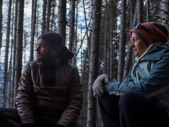 Исследователи фиксируют биоэлектрические сигналы в лесу.