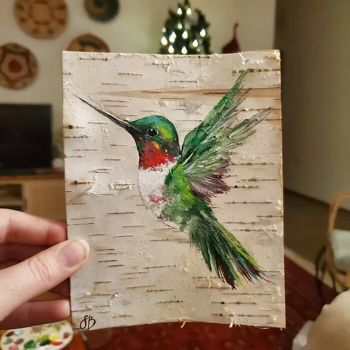 «Я собираю кору в лесу, рядом с которым живу, а потом использую ее в качестве холста».