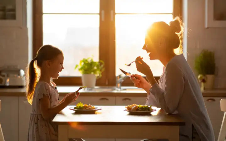 Мама и дочь на кухне.