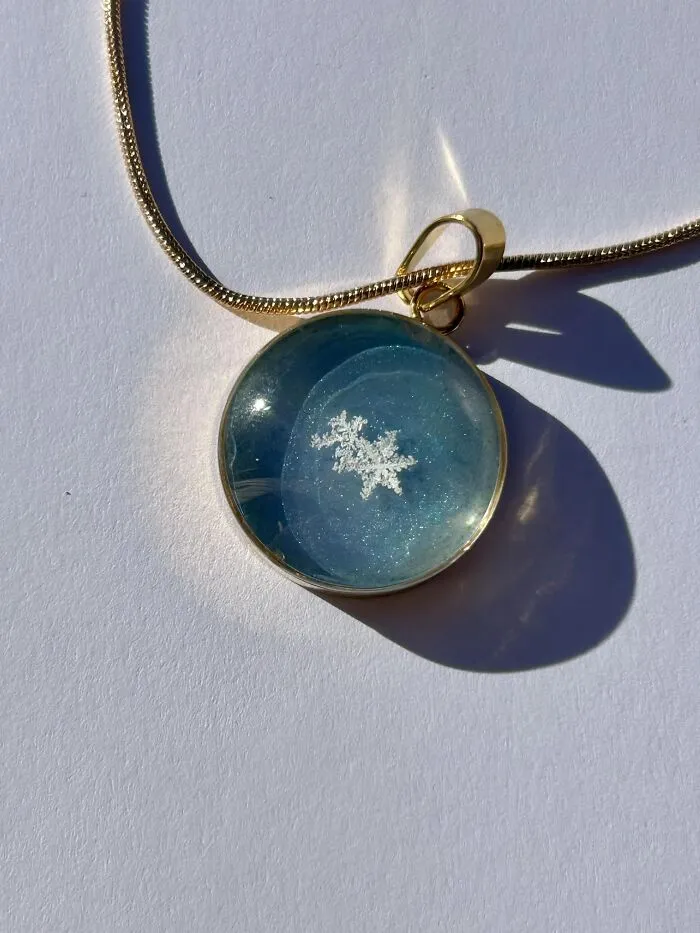 «Настоящие снежинки, пойманные и сохраненные».