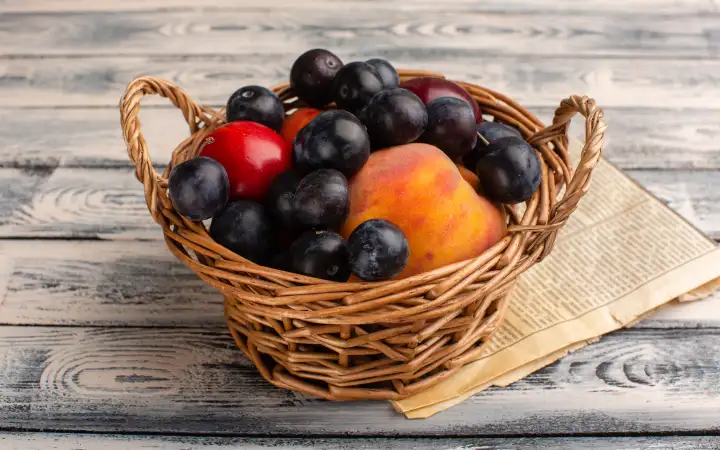 Корзина с фруктами.