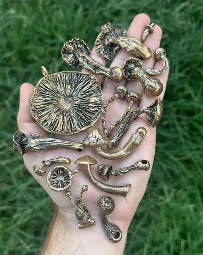 Грибы, отлитые в бронзе.