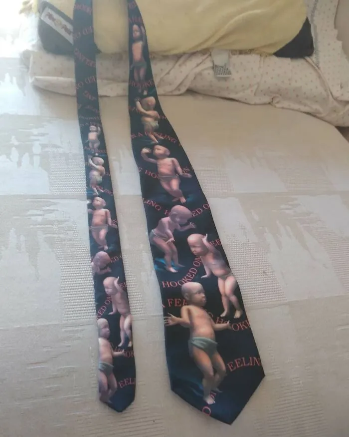 Танцующий малыш на... галстуке?