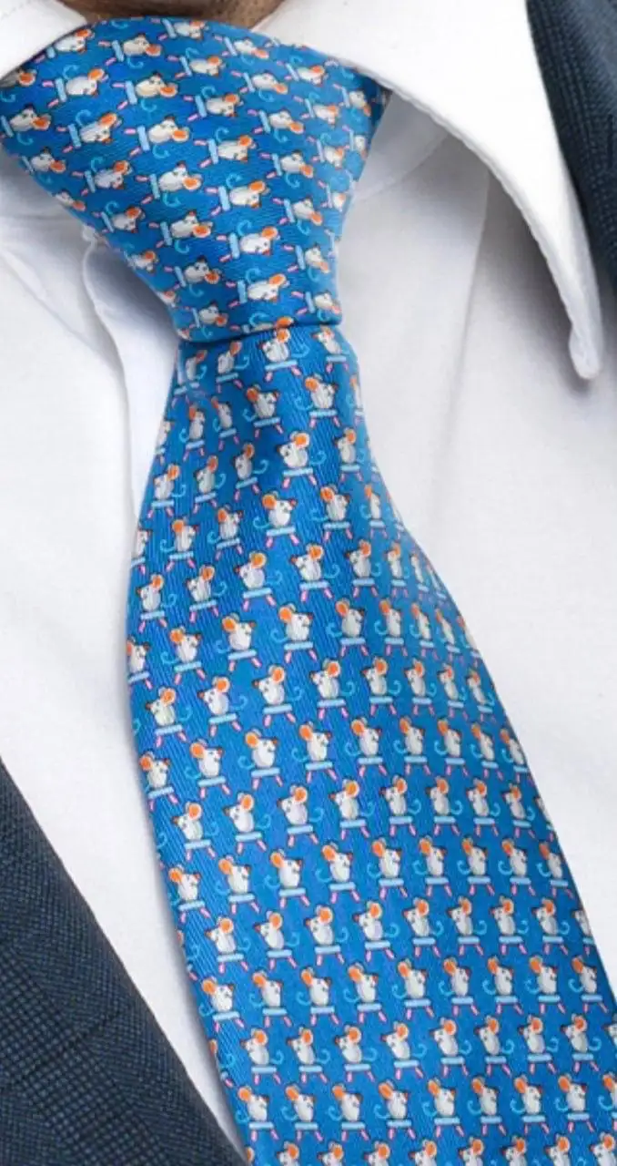 Зум его галстука.