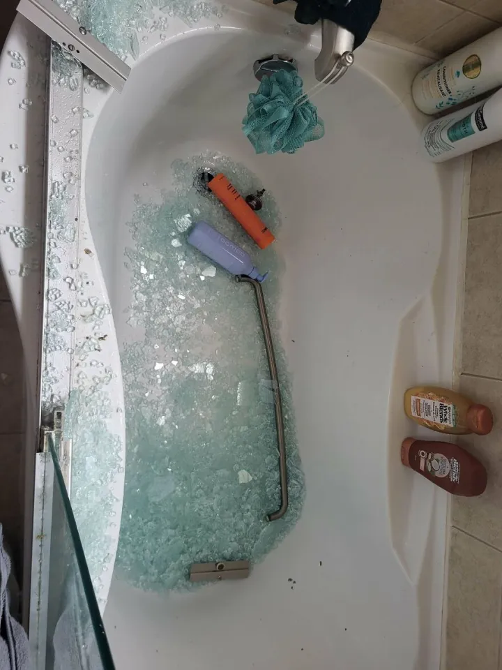 «Я лежала в постели, когда услышала резкий хлопок и звон стекла».