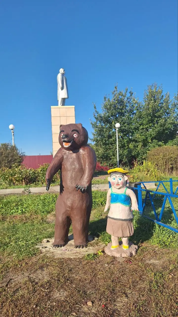 В Ульяновской области установили скульптуры Маши и Медведя.
