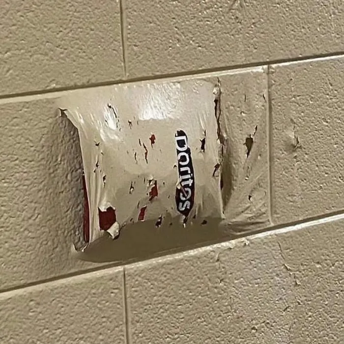 Видимо, рабочие очень любили чипсы.