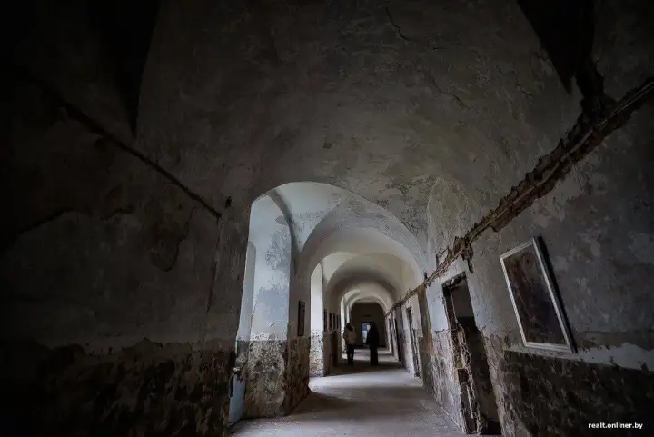 Пустующие коридоры нового жилища.