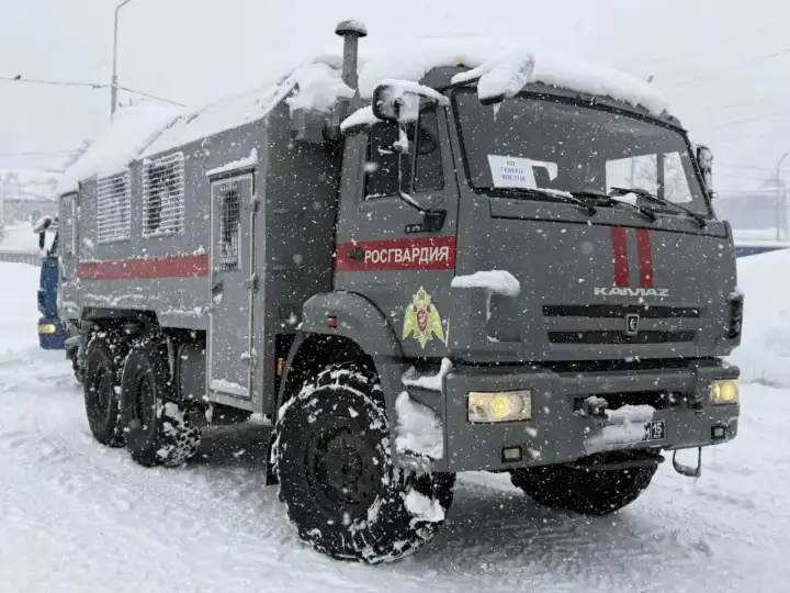 Жителей Камчатки массово грузят в автозаки.