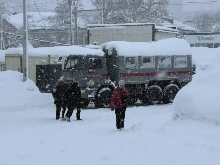 Машины Росгвардии перевозят граждан вместо такси из-за страшных снегопадов.