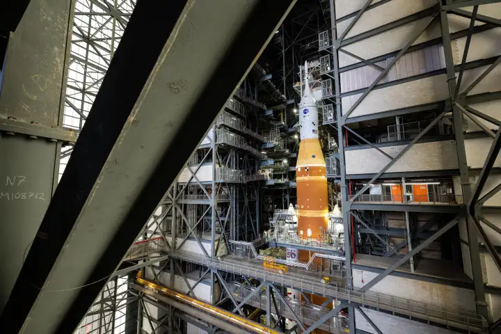Ракета-носитель SLS (Space Launch System) и космический корабль Orion.