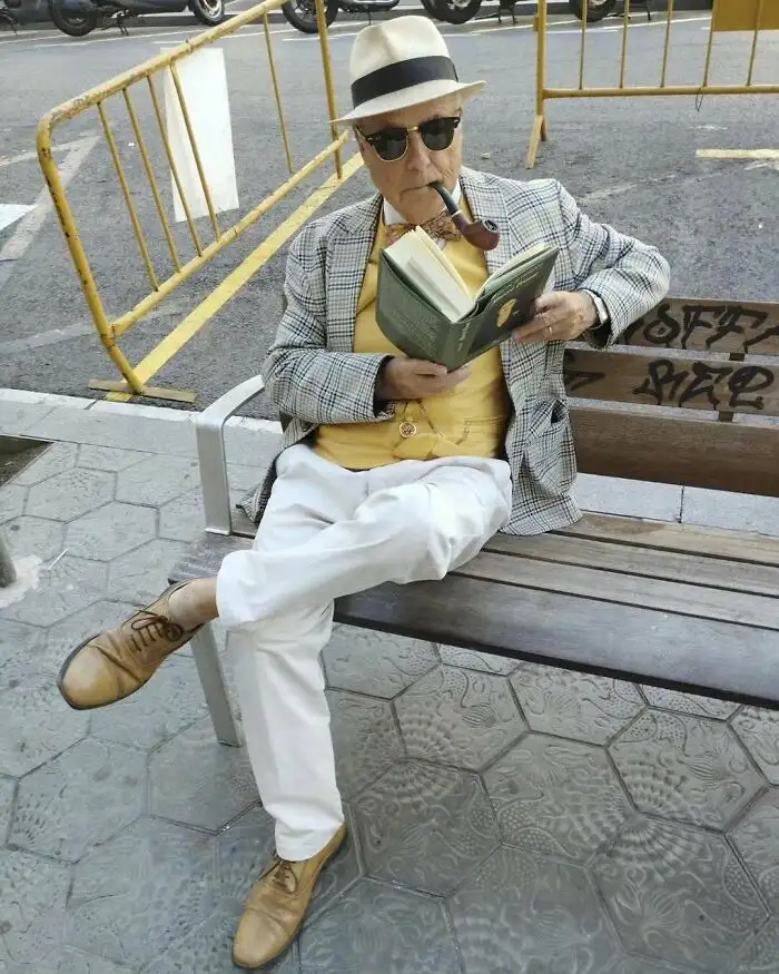 Читающий стильный дедушка вдвойне прекрасен.