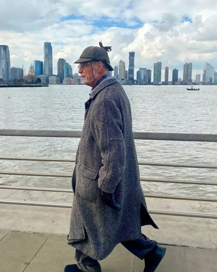 Подходящий по возрасту, но все же стильный лук.