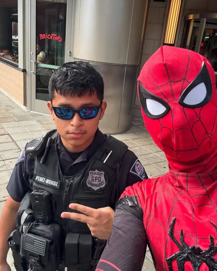 Под маской супергероя скрывается 18-летний парень.