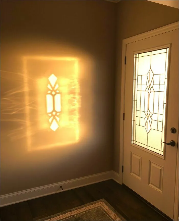 «Сегодняшнее утреннее отражение у моей входной двери».