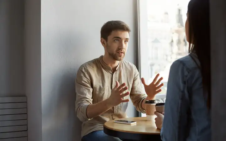 «Меня пугает, когда люди очень часто упоминают мое имя в разговоре. У меня возникает ощущение, будто они пытаются мне что-то впарить. Это кажется навязанной стратегией, взятой из книги по саморазвитию».