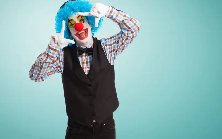 «Клоуны. Меня всегда пугают клоуны. Я знаю, что они должны быть смешными, но что-то в них явно не так».
